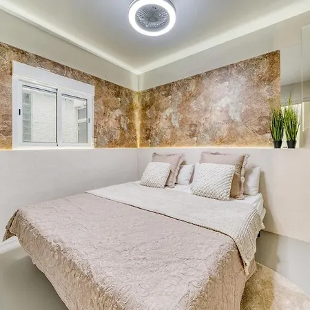 Luxury With Cinemaroom 600 Mtr From The Apartman