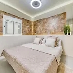 Luxury With Cinemaroom 600 Mtr From The Lägenhet